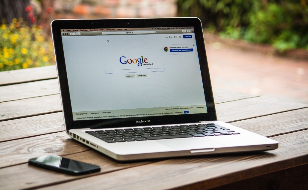 Ordinateur ouvert sur la page d'accueil Google