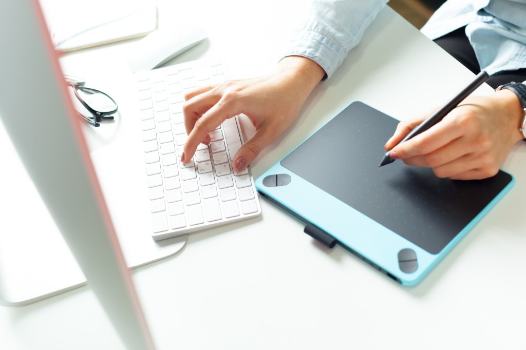 Conception UI/UX et identité graphique : tablette graphique et clavier