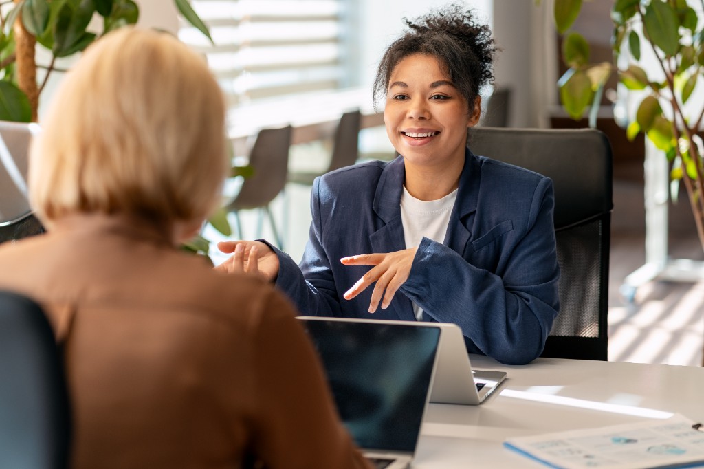 Expert CRM en entretien avec un client dans un bureau